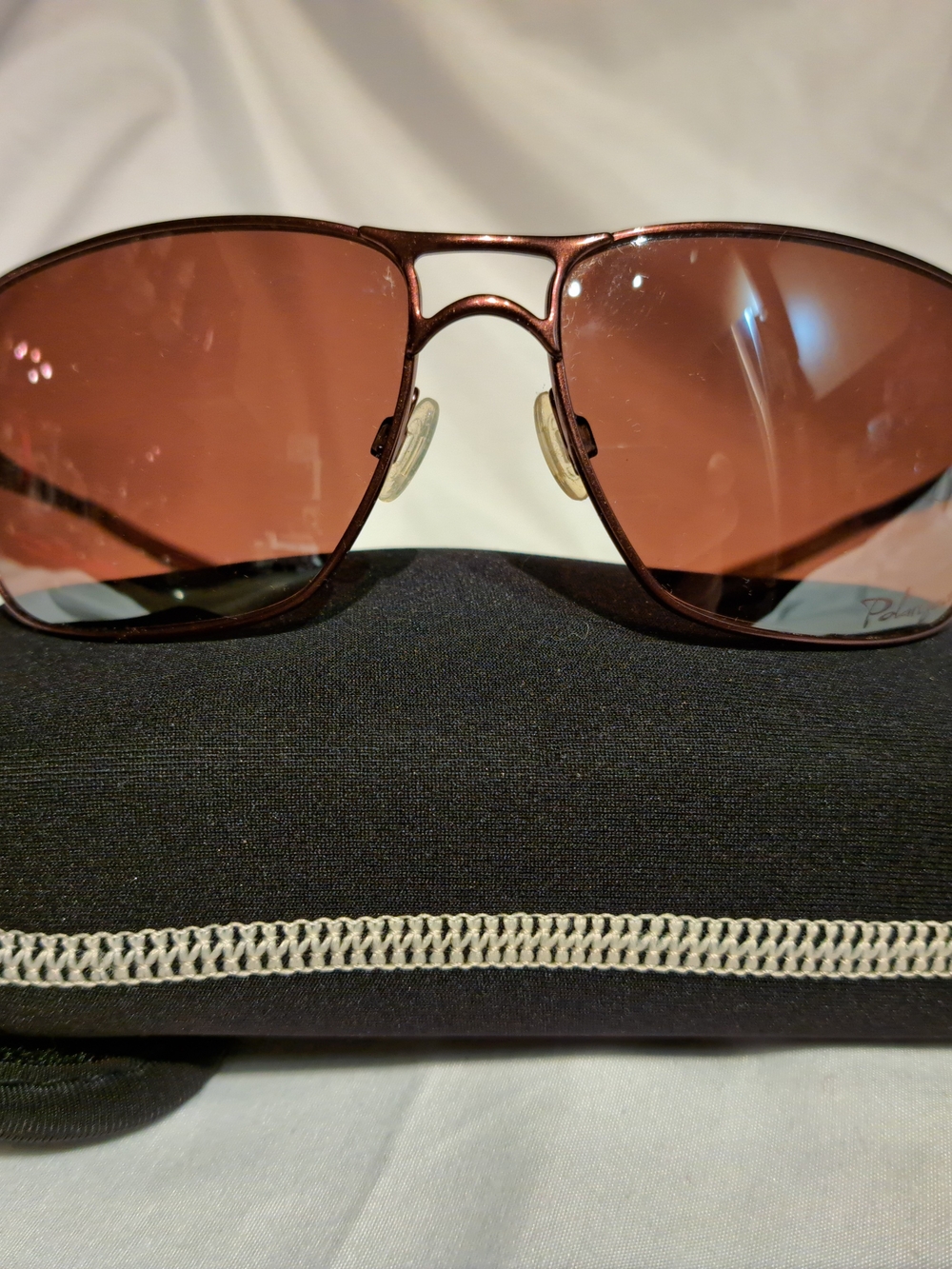 Aviator-Style Sunglasses with Brown Frame and Rose-Tinted Lenses